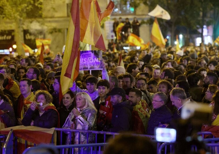 Manifestación contra la amnistía frente a la sede del PSOE en la madrileña calle Ferraz