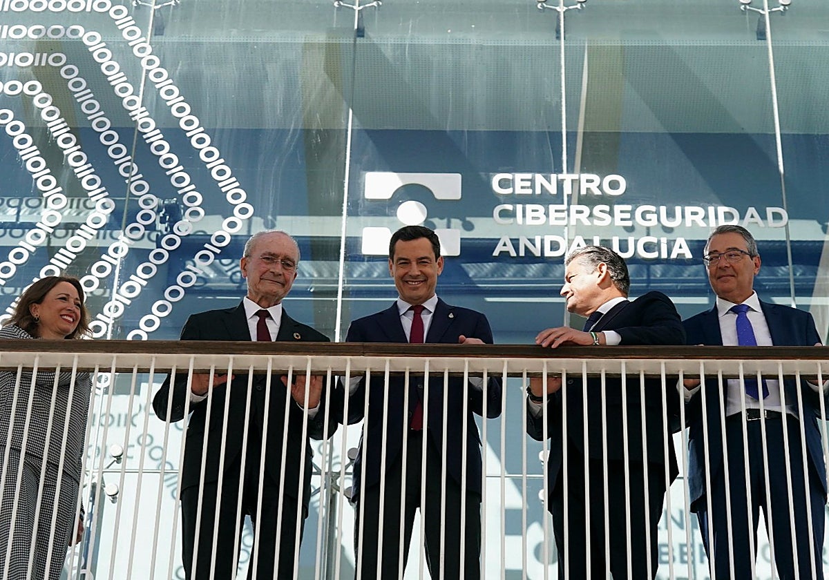 Juanma Moreno, en la inauguración del centro junto al consejero de Presidencia, Antonio Sanz; el alcalde de Málaga, Francisco de la Torre; el presidente de la Diputación Provincial, Francisco Salado; y la delegada de la Junta, Patricia Navarro