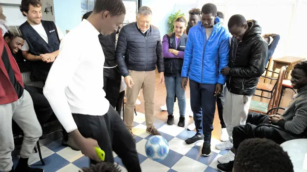 Uno de los jóvenes, este miércoles, jugando a una pelota en el hotel con miembros de la ONG y el alcalde de Sanxenxo, Telmo Martín