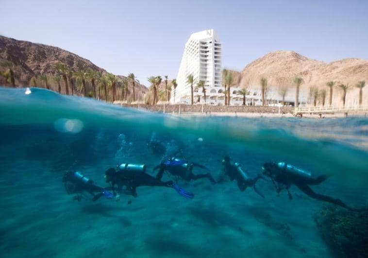 Varias personas practican buceo en una imagen de archivo