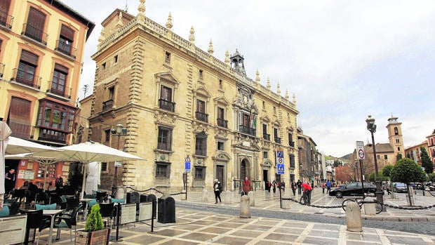 El imponente edificio de la Real Chancillería preside la Plaza Nueva de Granada