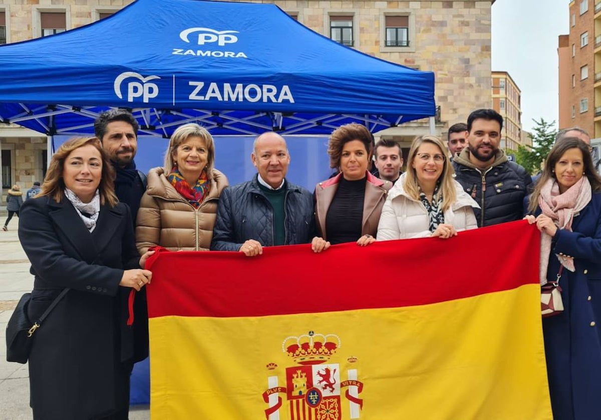 El presidente del Partido Popular de Zamora José María Barrios en la carpa informativa instalada en la plaza de la Constitución.