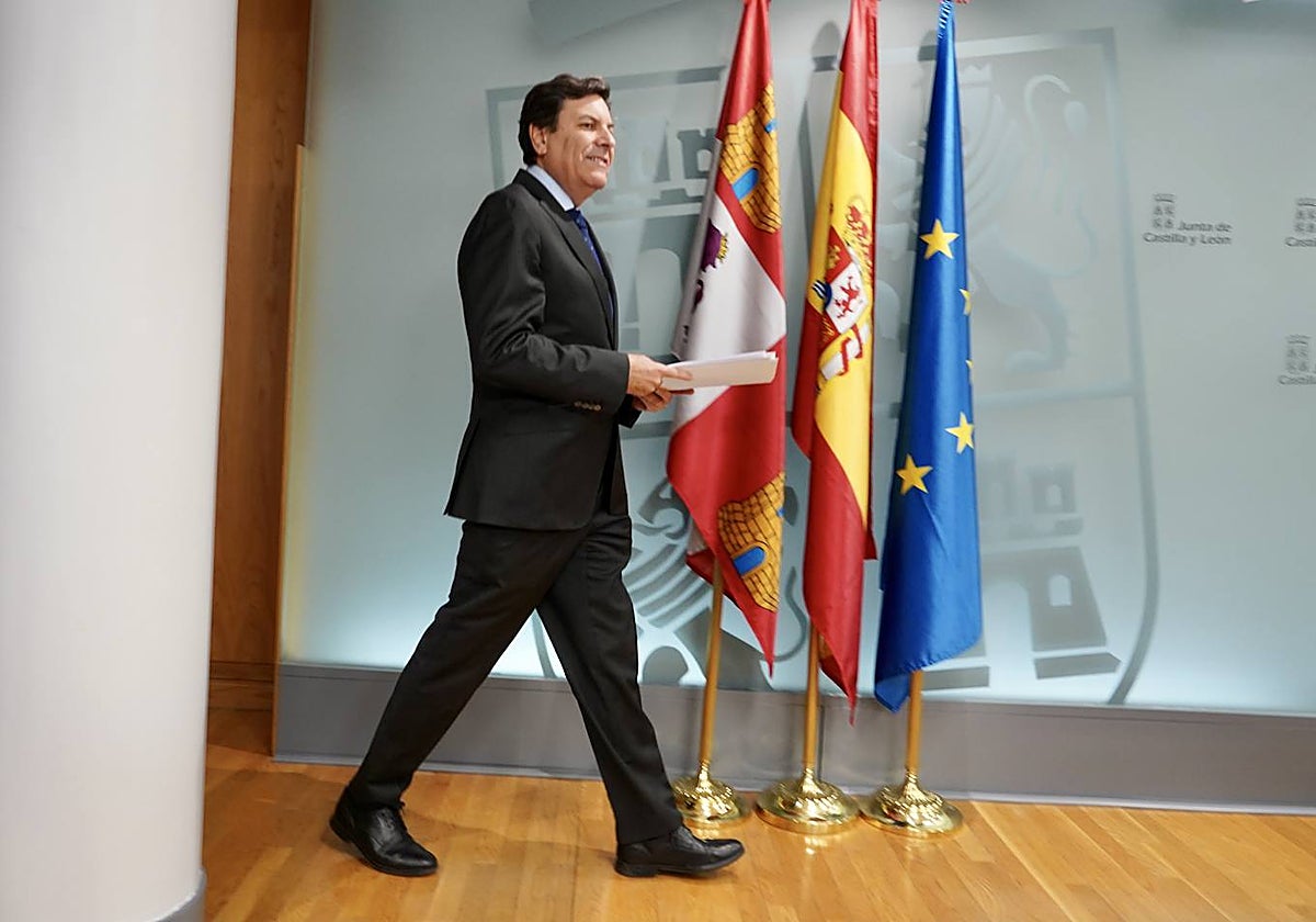 El portavoz de la Junta de Castilla y León, Carlos Fernández Carriedo, en la sala de prensa del Consejo de Gobierno este jueves