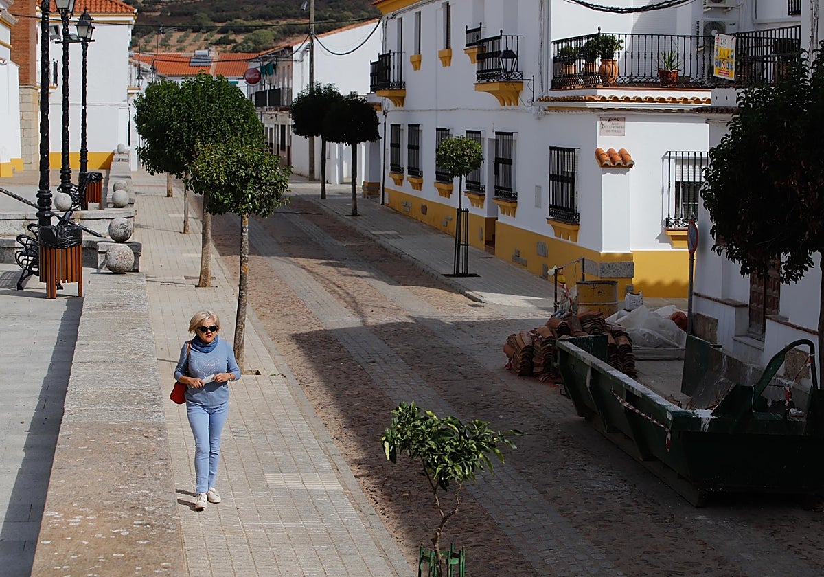 Una vecina pasea por una calle vacía en Los Bláquez