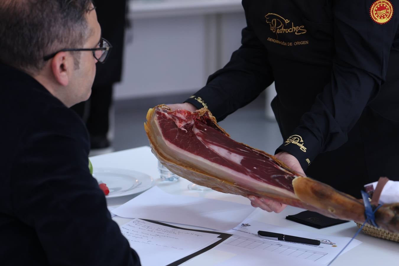 Fotos: cómo se elige al mejor jamón cien por cien ibérico del Valle de Los Pedroches