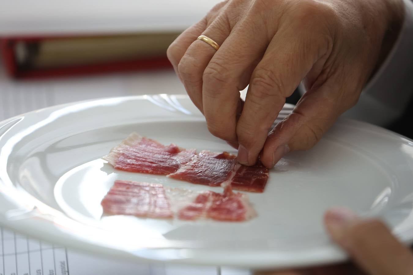 Fotos: cómo se elige al mejor jamón cien por cien ibérico del Valle de Los Pedroches