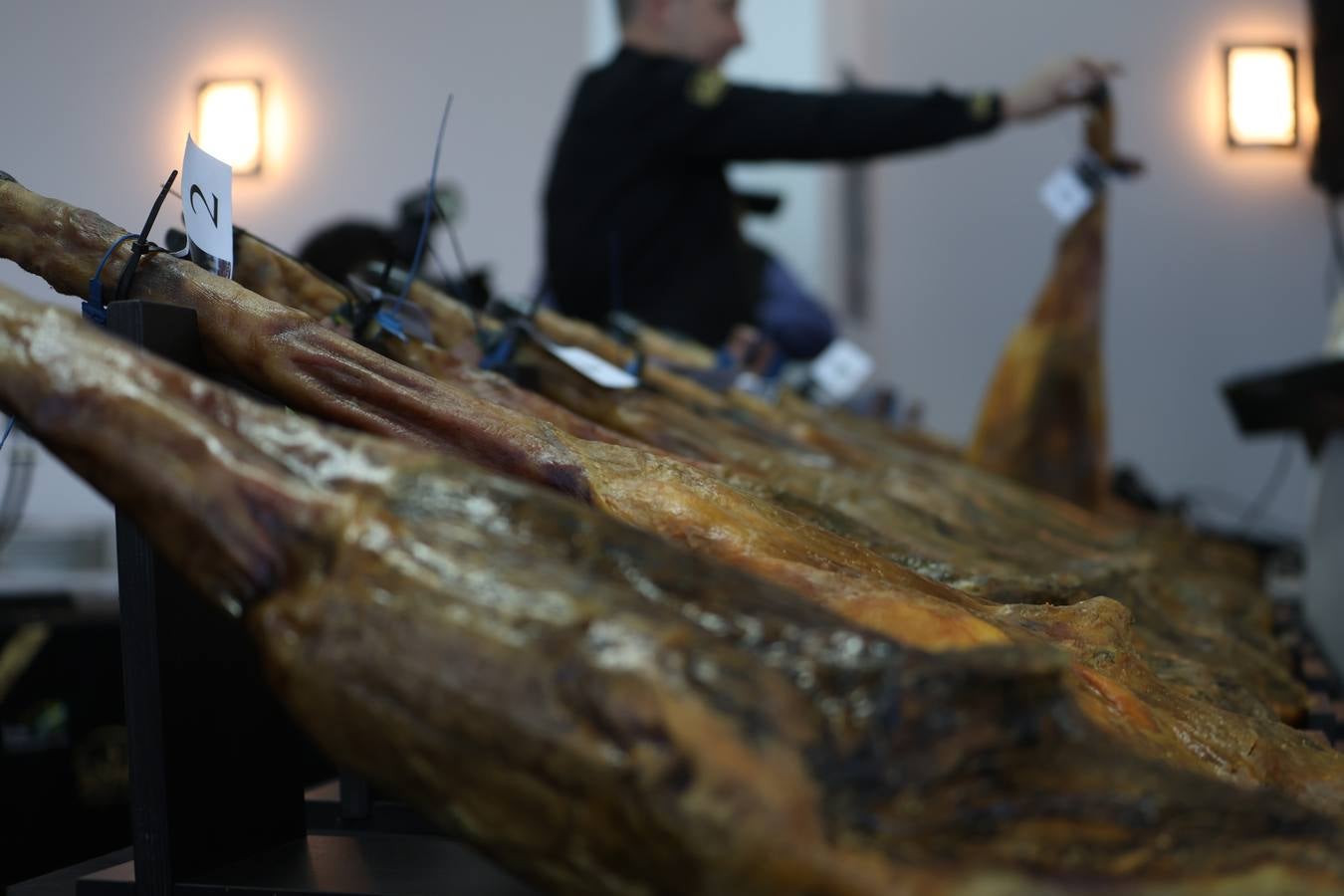 Fotos: cómo se elige al mejor jamón cien por cien ibérico del Valle de Los Pedroches