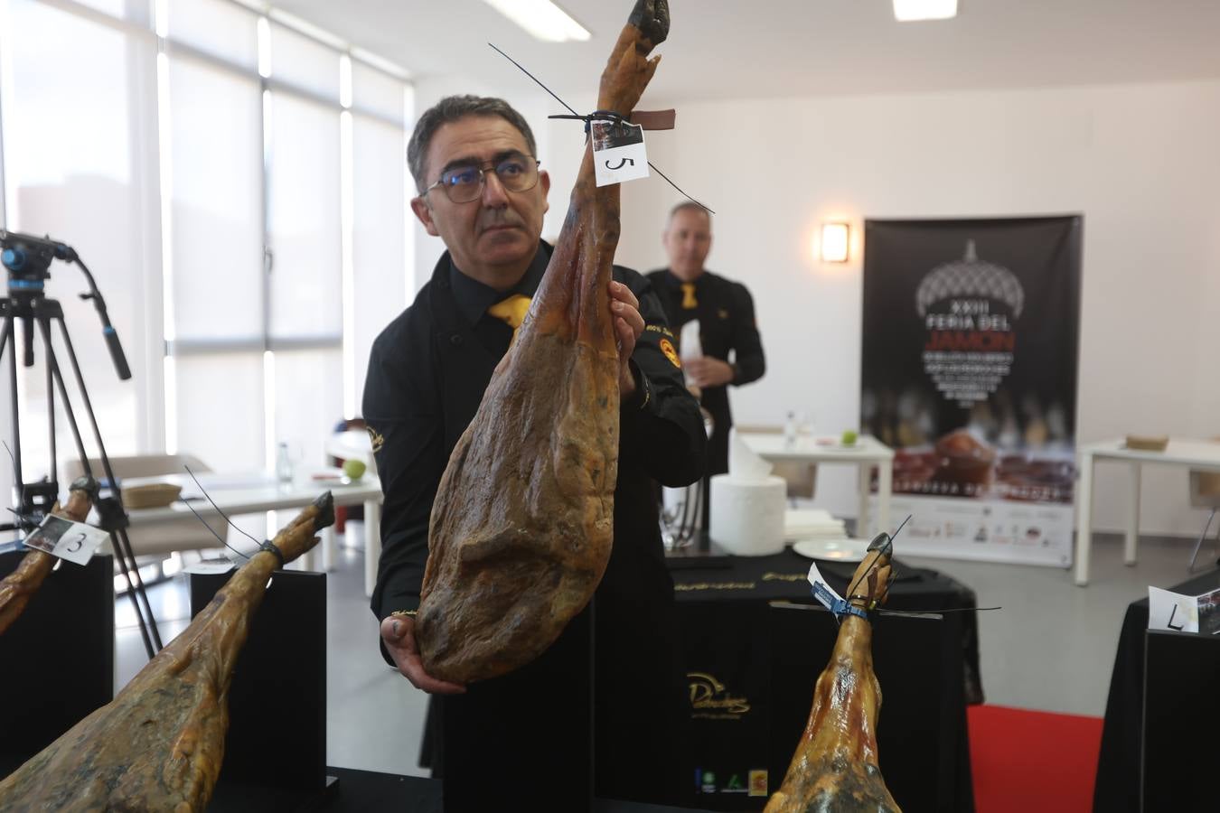 Fotos: cómo se elige al mejor jamón cien por cien ibérico del Valle de Los Pedroches