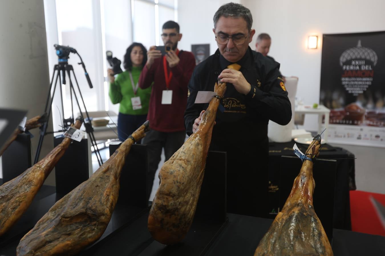 Fotos: cómo se elige al mejor jamón cien por cien ibérico del Valle de Los Pedroches