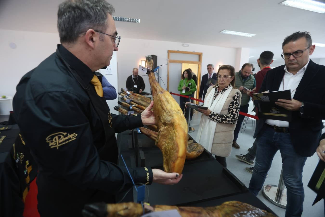 Fotos: cómo se elige al mejor jamón cien por cien ibérico del Valle de Los Pedroches