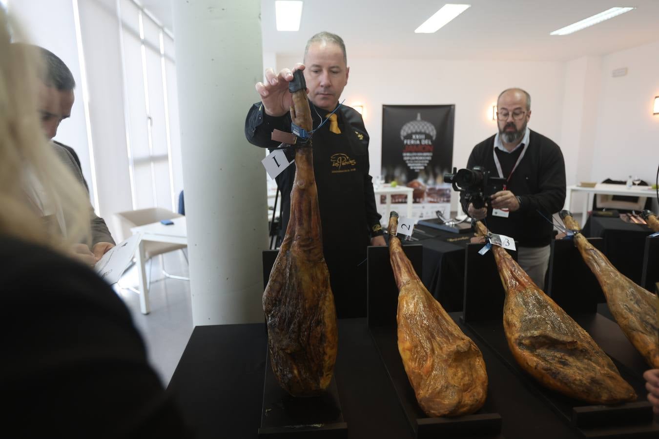 Fotos: cómo se elige al mejor jamón cien por cien ibérico del Valle de Los Pedroches