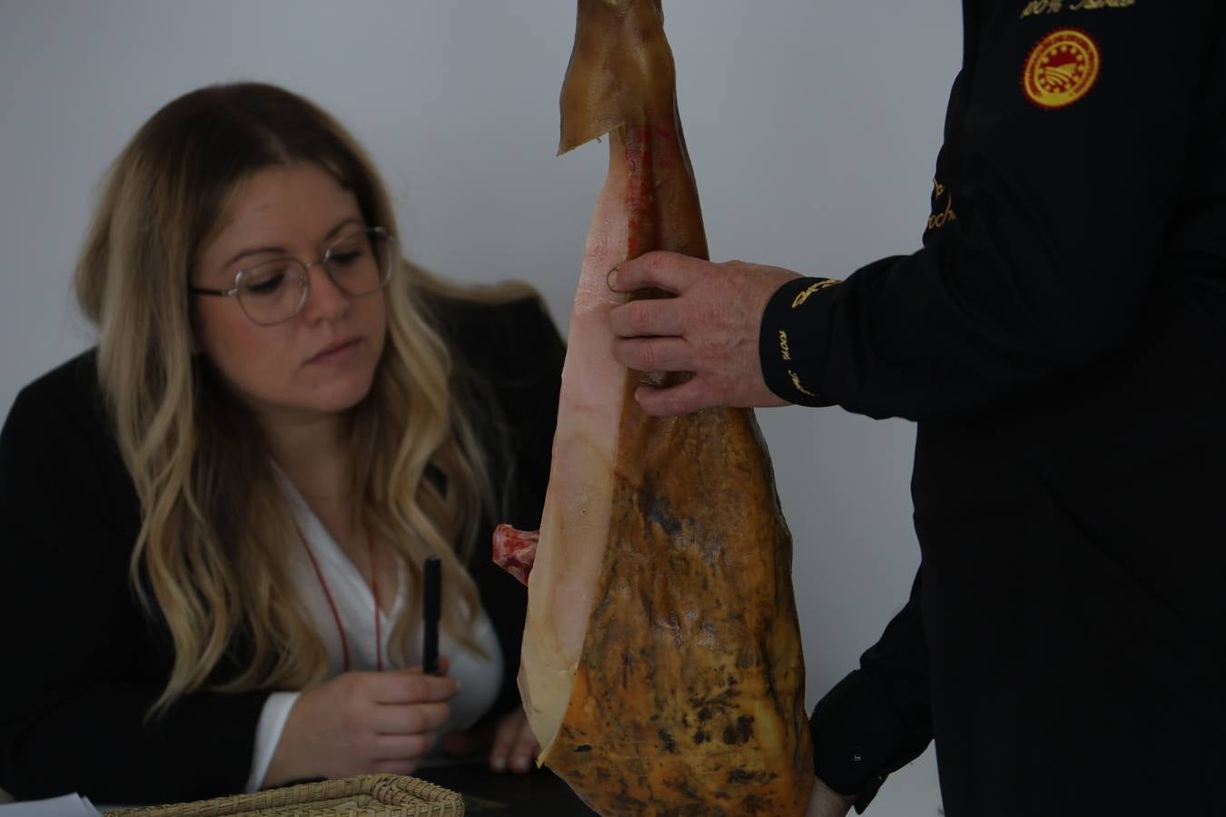 Fotos: cómo se elige al mejor jamón cien por cien ibérico del Valle de Los Pedroches