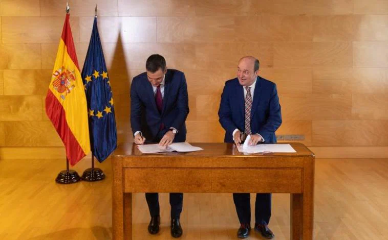 Imagen principal - 1. Pedro Sánchez y el presidente del EBB del PNV, Andoni Ortuzar, firman un acuerdo para la investidura, en el Congreso / 2. El ministro de Presidencia Félix Bolaños y el líder de ERC, Oriol Junqueras / 3. El número tres del PSOE;  Santos Cerdán y Carles Puigdemont durante su reunión en Bruselas 