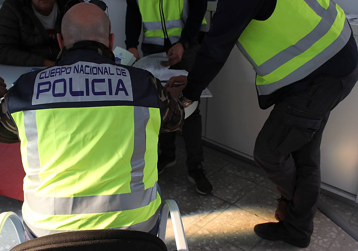 Imagen de tres agentes de Policía Nacional durante la práctica de pesquisas