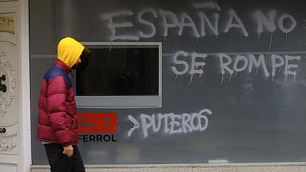 Pintadas insultadas en la sede de los socialistas en Ferrol