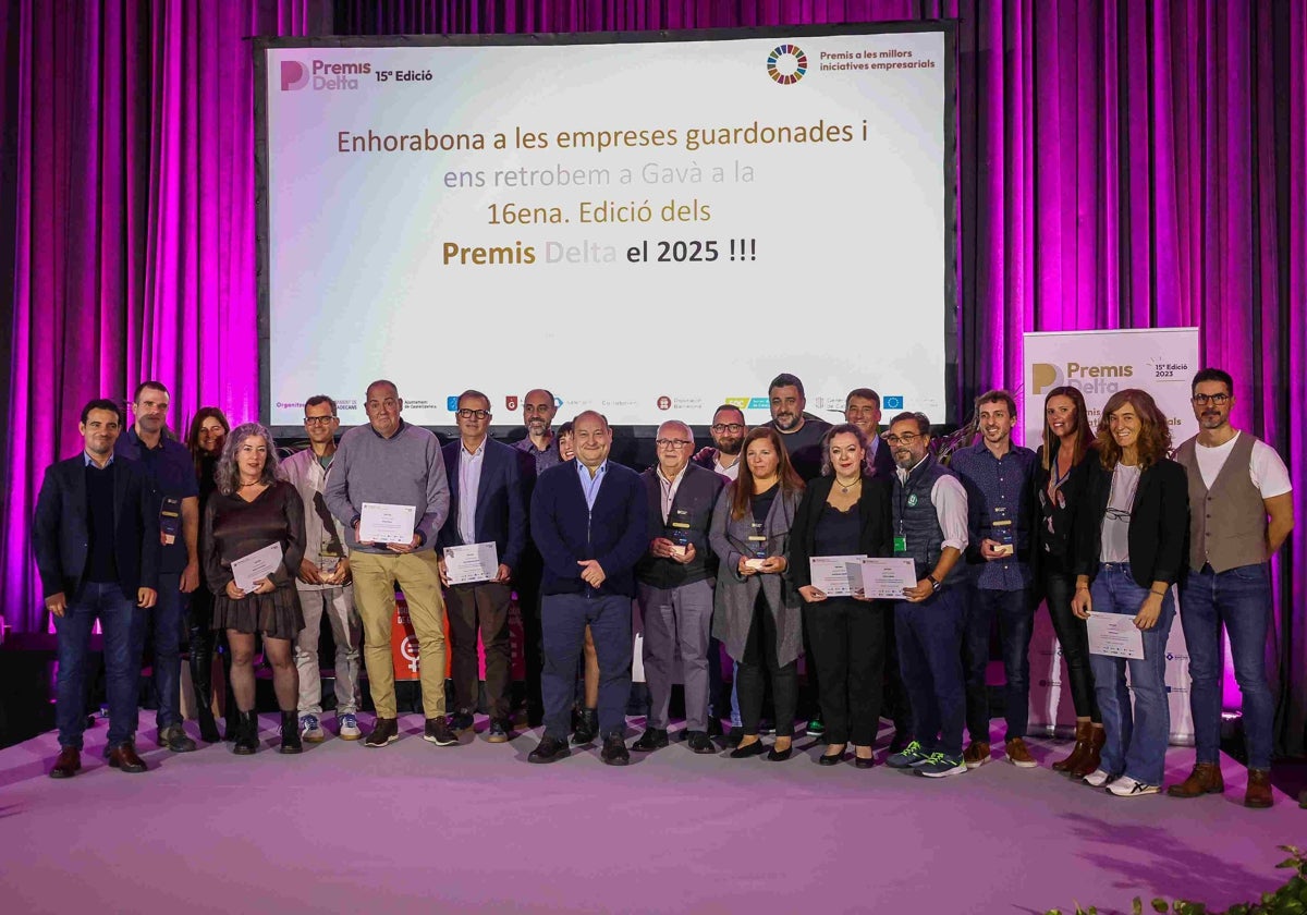 Galardonados y finalistas junto a las autoridades de los cinco municipios, entre ellas, los alcaldes Carles Ruiz, de Viladecans, y Manuel Reyes, de Castelldefels