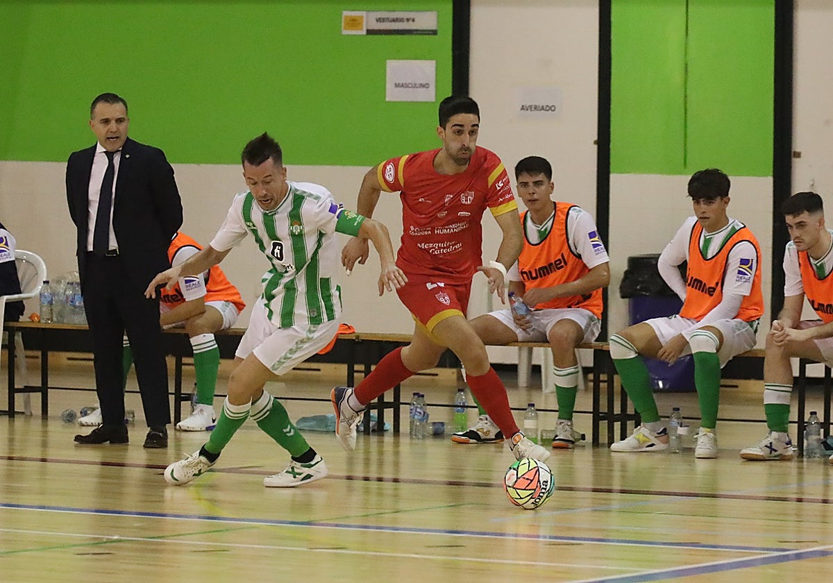 Josema encara portería durante el partido del Córdoba Patrimonio de la Humanidad