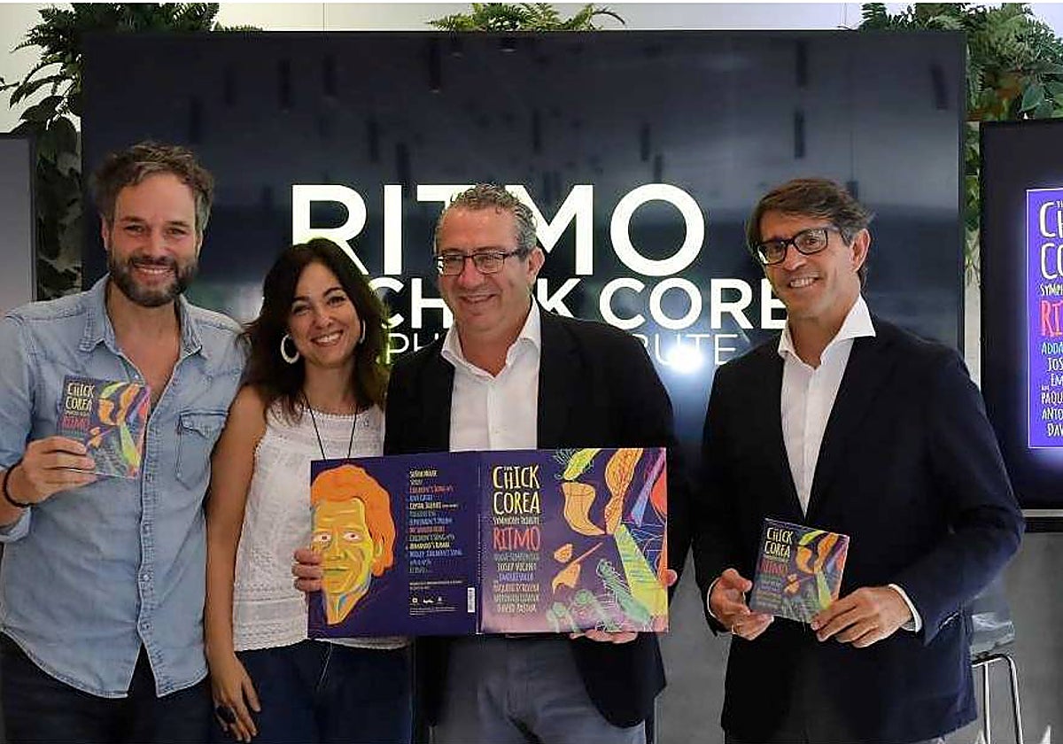 El presidente de la Diputación de Alicante, Toni Pérez, con miembros de la orquesta ADDA SIMFÒNICA