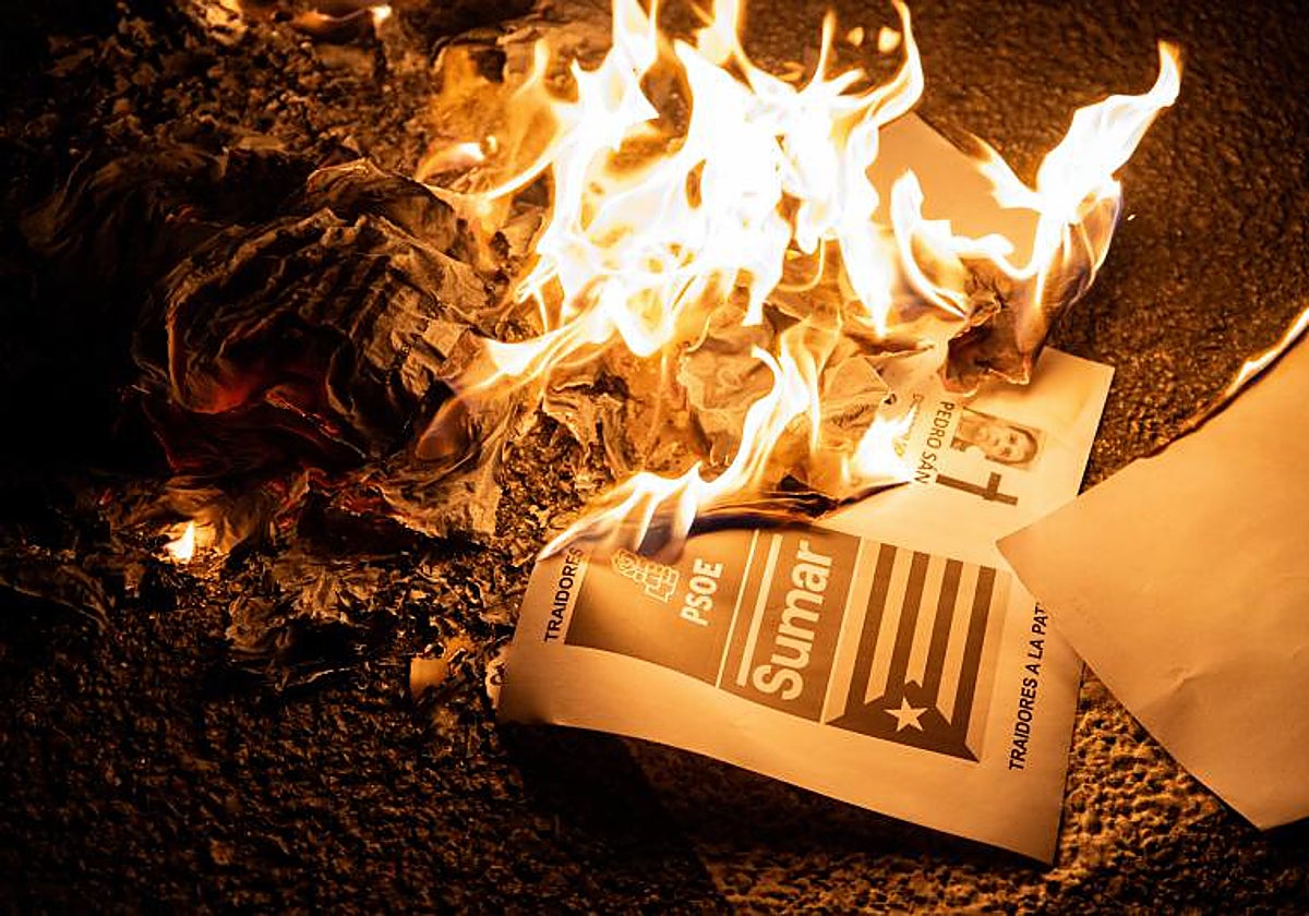 Carteles ardiendo durante una protesta contra la amnistía