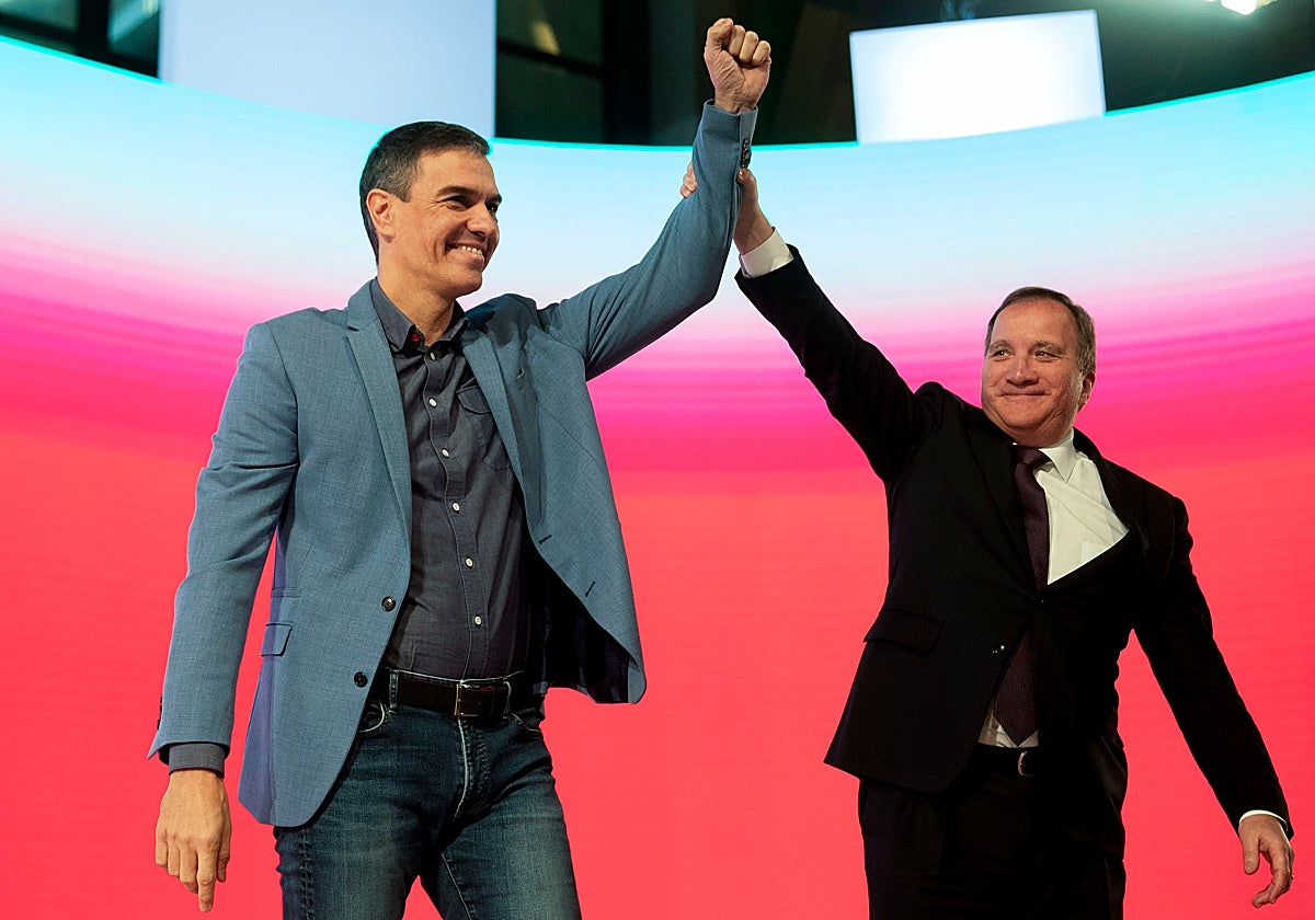 Pedro Sánchez, junto al líder del Partido de los Socialistas Europeos, Stefan Löven, este sábado en Málaga