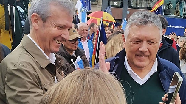 El presidente de la Xunta, Alfonso Rueda, saluda por videollamada a un militante del PP que vive en Irlanda