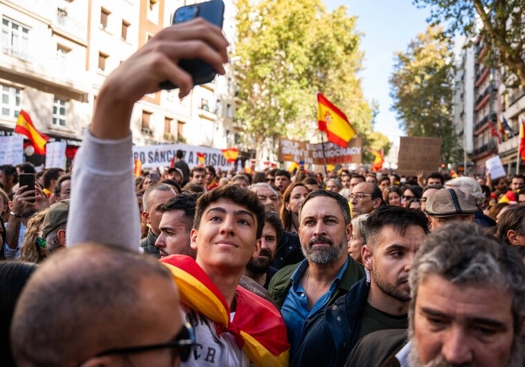 La presencia de Abascal entre los manifestantes despertó interés y curiosidad.  Fueron muchos los jóvenes que se acercaron al líder de Vox en busca de un selfie, como el de la imagen, durante la marcha hacia Ferraz