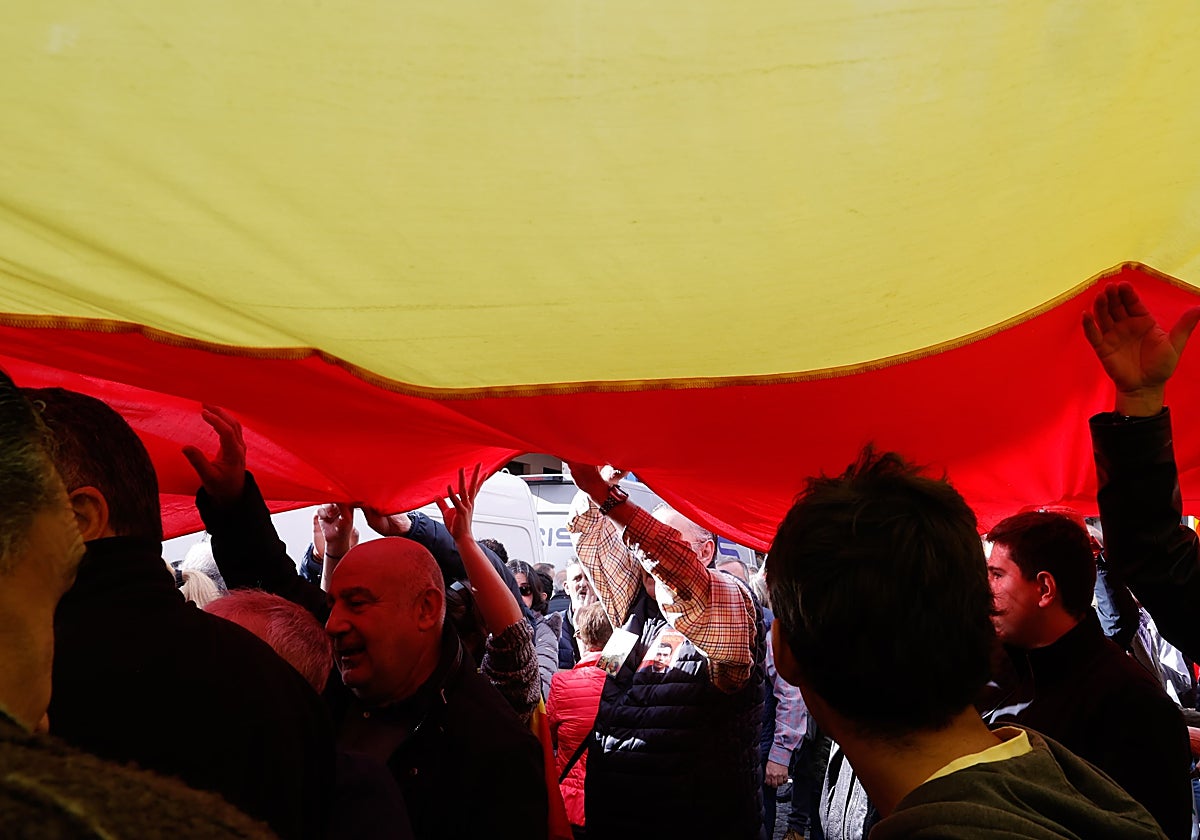 Una gran bandera de España se ha desplegado sobre los asistentes a la protesta en la Plaza Mayor de Valladolid