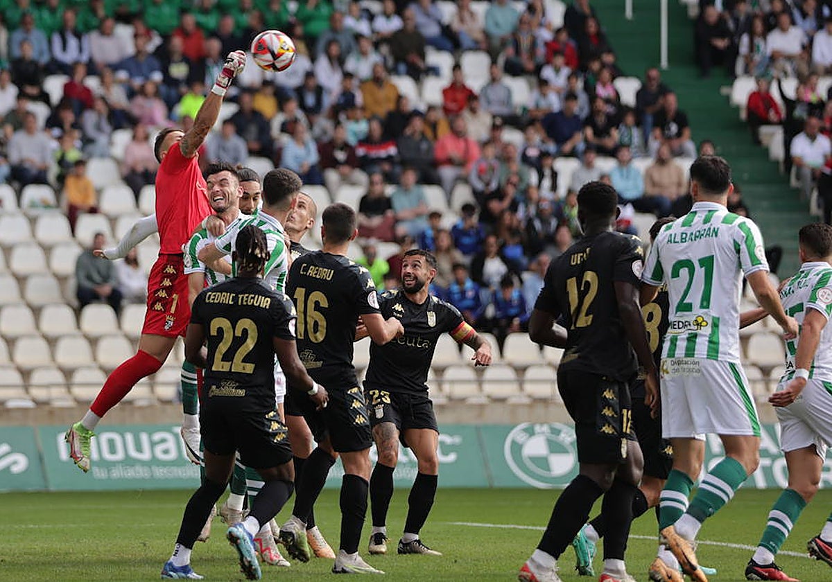 El portero del Ceuta despeja un balón durante el choque ante el Córdoba