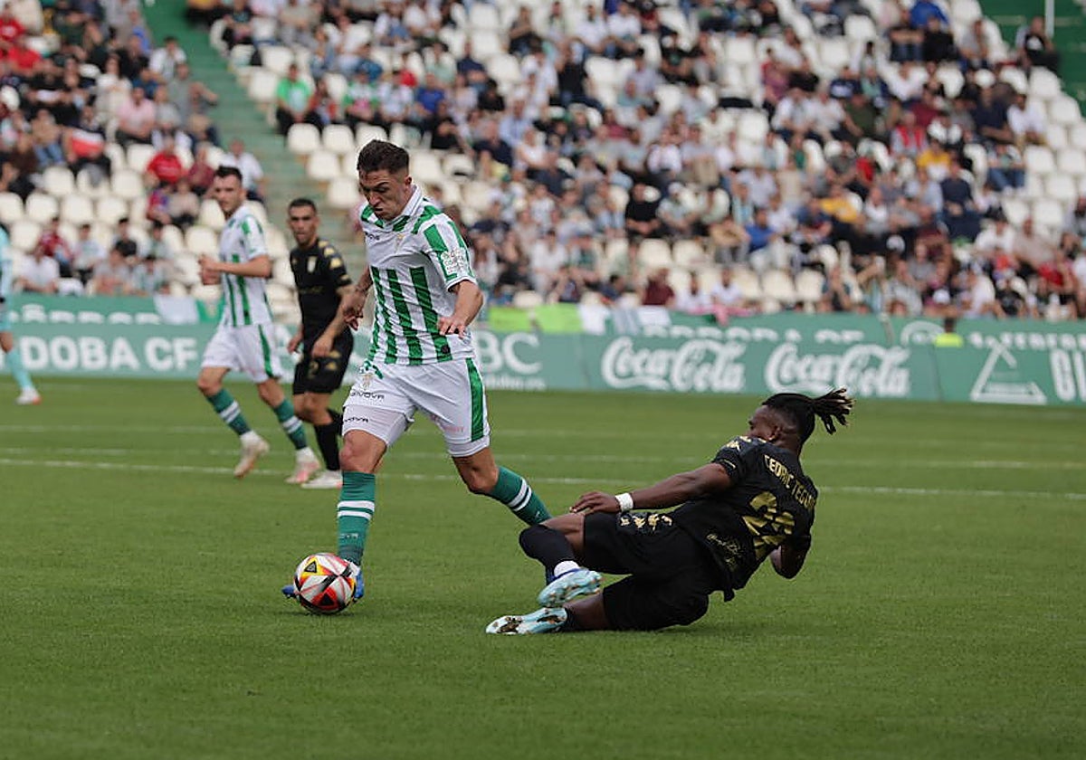 Carracedo se zafa de Cedric Teguia durante una acción del partido