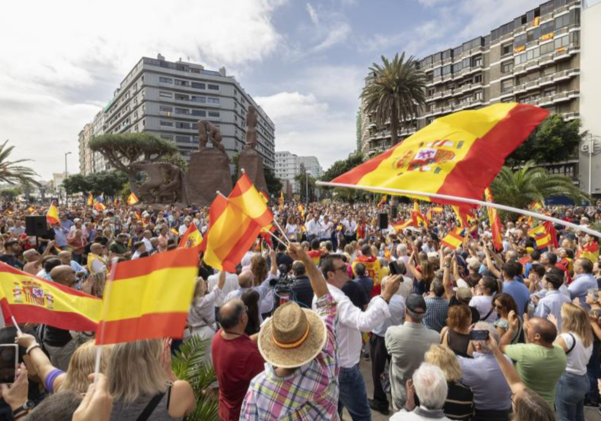 Concentración contra los acuerdos del PSOE y la investidura de Pedro Sánchez en Las Palmas de Gran Canaria