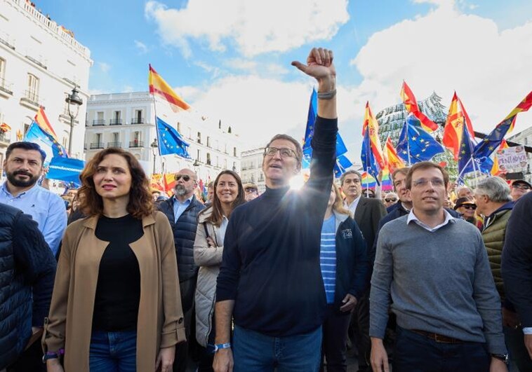 Alberto Núñez Feijóo, entre Isabel Díaz Ayuso y José Luis Martínez-Almeida, ayer en la Puerta del Sol