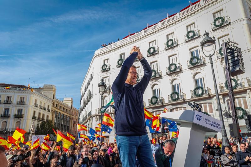 Feijóo ante cientos de miles de manifestantes en la Puerta del Sol este 12 de noviembre