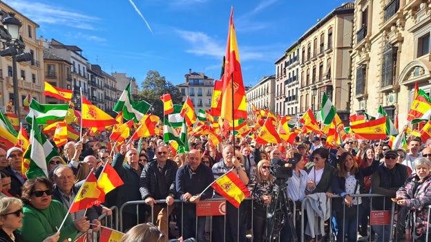 Asistentes agolpados frente a la tribuna de oradores