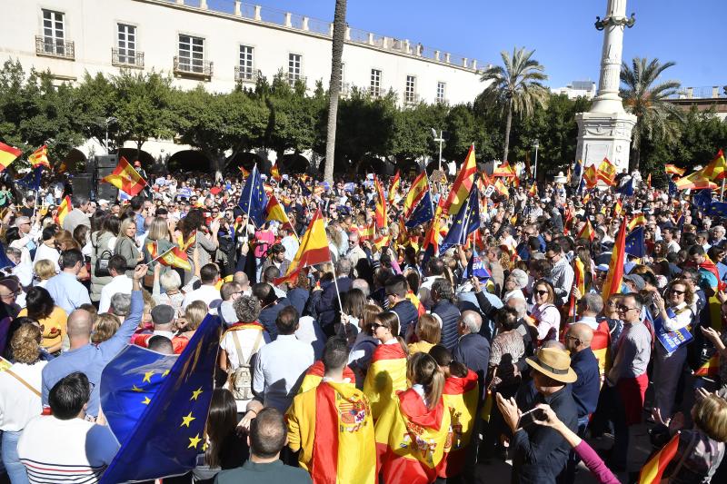 Manifestantes contra la amnistía frente a la sede del PSOE de Almería. Asistentes a las protestas de Almería: 12.500