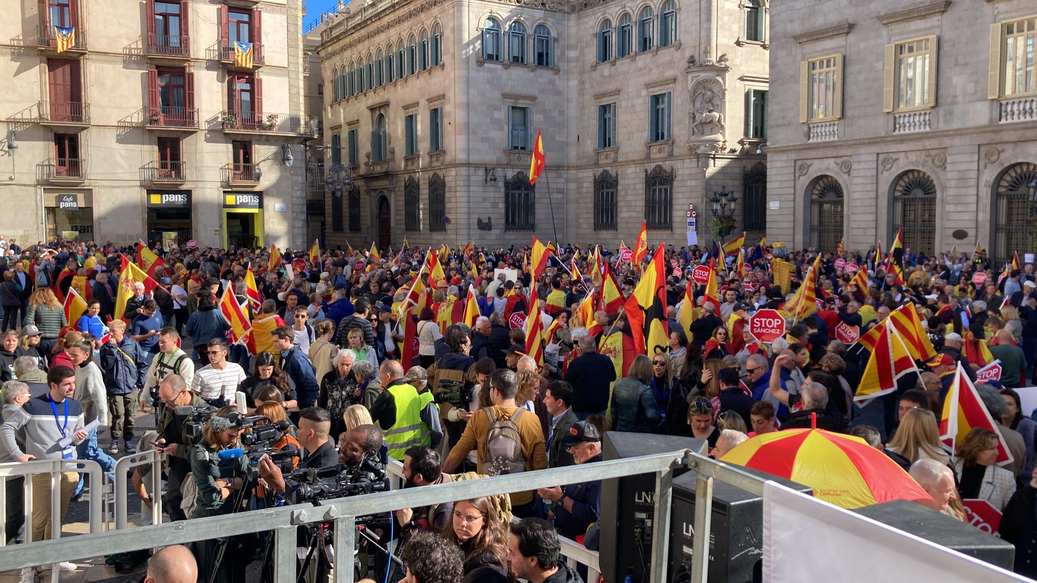 Protestas en San Jaime, Barcelona. Asistentes a las protestas en Barcelona: 6.500, según la Guardia Urbana