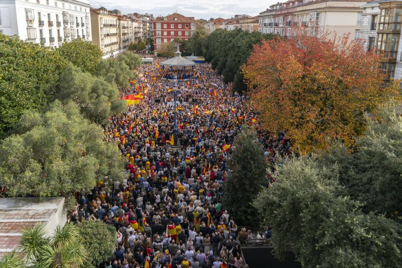 Concentración organizada por el PP en contra de la amnistía en Santander. Asistentes a las protestas de Santander: más de 20.000