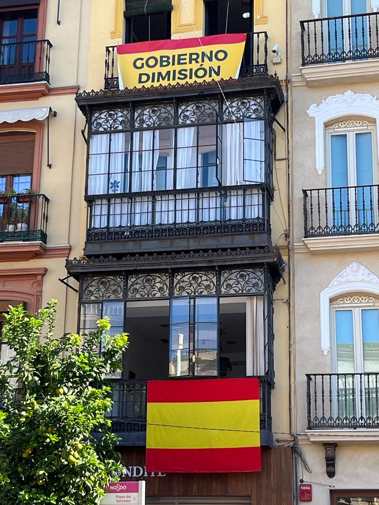 Banderas de España y mensajes en los balcones de la plaza de San Francisco en Sevilla. Asistentes a las protestas en Sevilla: 30.000