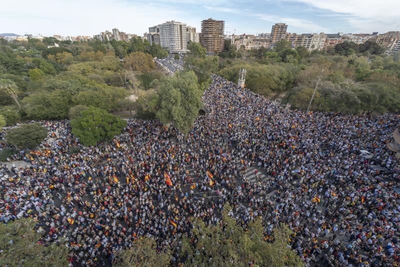 Miles de personas protestan durante una concentración contra la amnistía, a 12 de noviembre en Valencia. Asistentes a las protestas de Valencia: 87.000