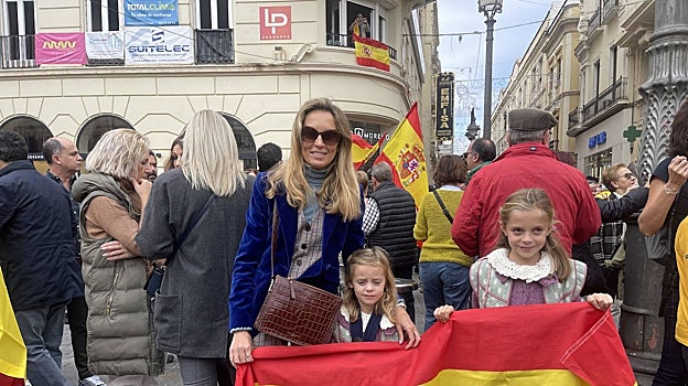 Marita Sánchez-Praena en la plaza de las Tendillas junto a sus hijas durante la manifestación