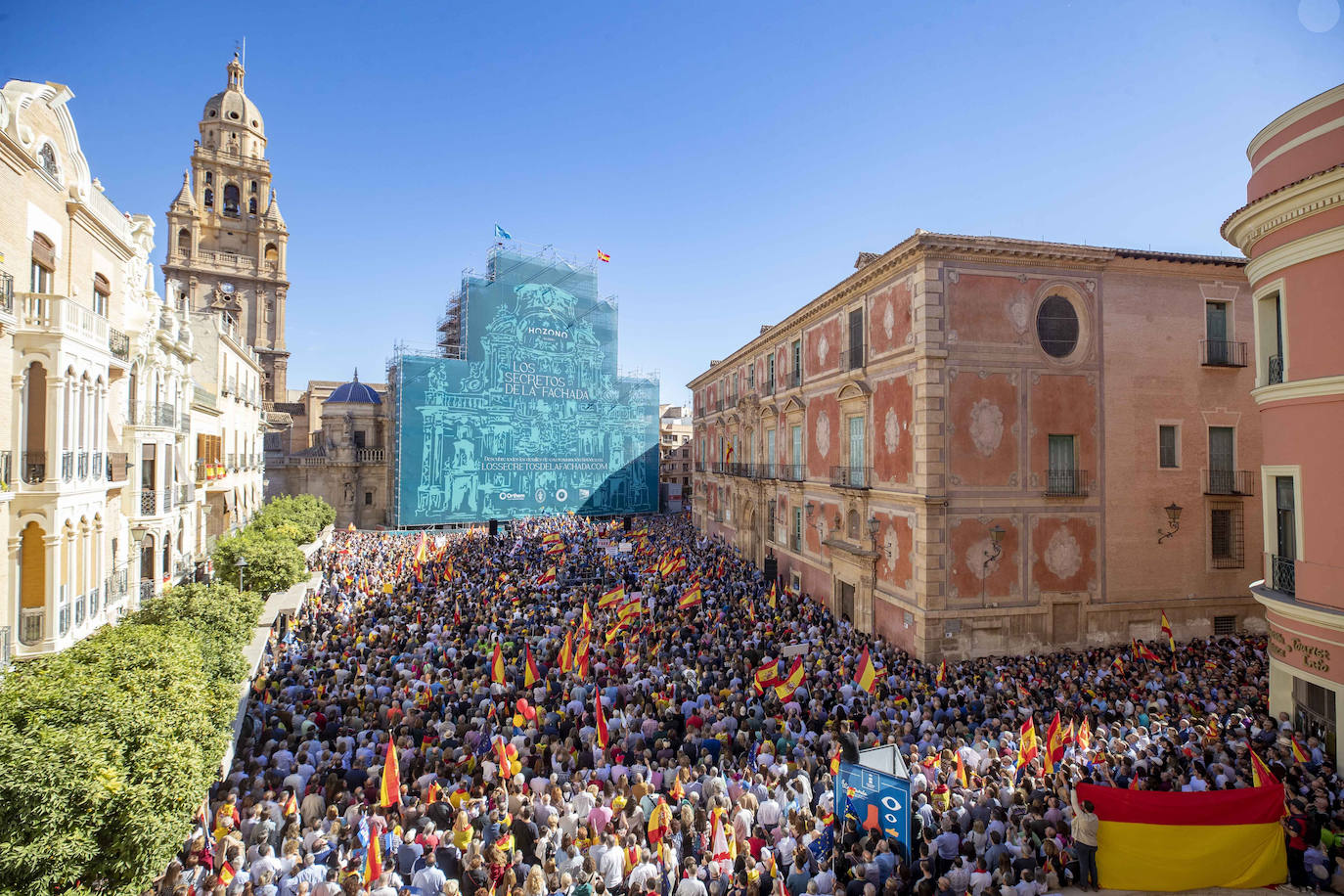 Miles de personas en la concentración en Murcia en protesta contra la amnistía. 