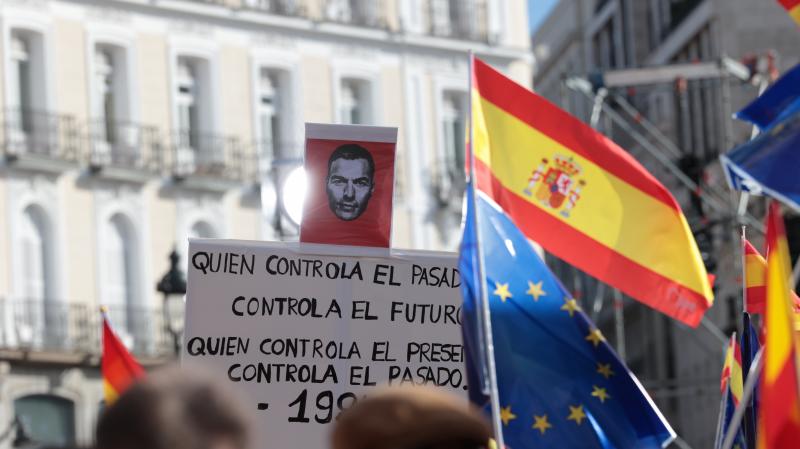 Una de las pancartas durante una manifestación contra la amnistía, en la Puerta del Sol. Asistentes a las protestas en Madrid: medio millón según el Partido Popular