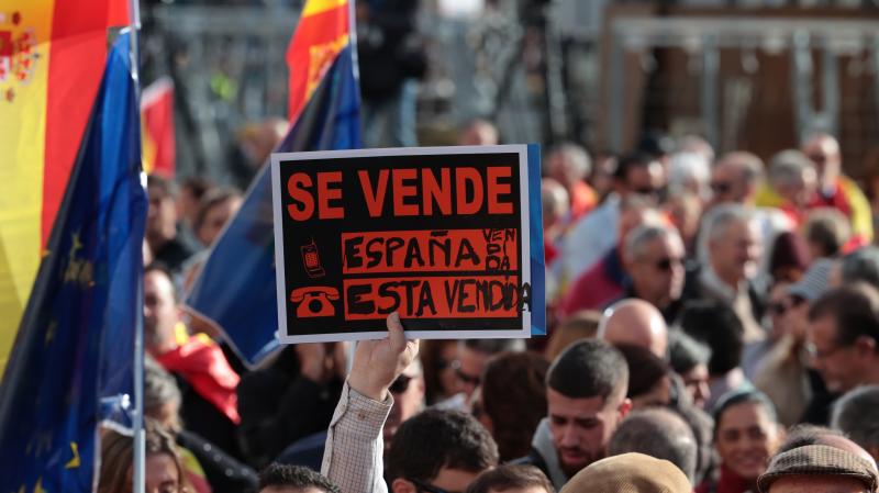 Una pancarta durante una manifestación contra la amnistía, en la Puerta del Sol. Asistentes a las protestas en Madrid: medio millón, según el Partido Popular