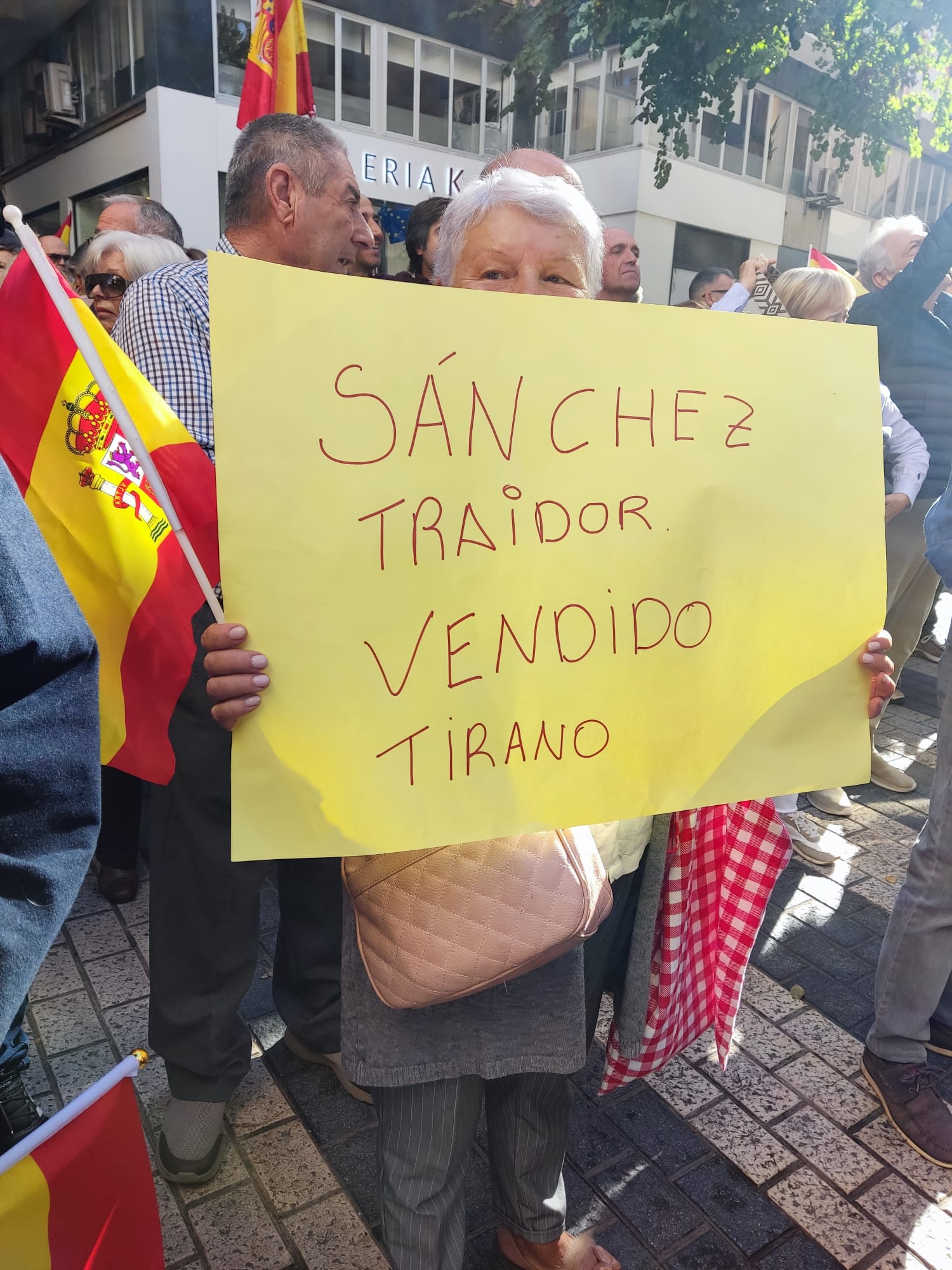 Pancarta de una de las manifestantes en Palma de Mallorca. Asistentes a las protestas en Palma de Mallorca: 10.000