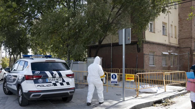 La Policía Municipal, con trajes EPI, dispuesta a entrar con chinches en los pisos okupas