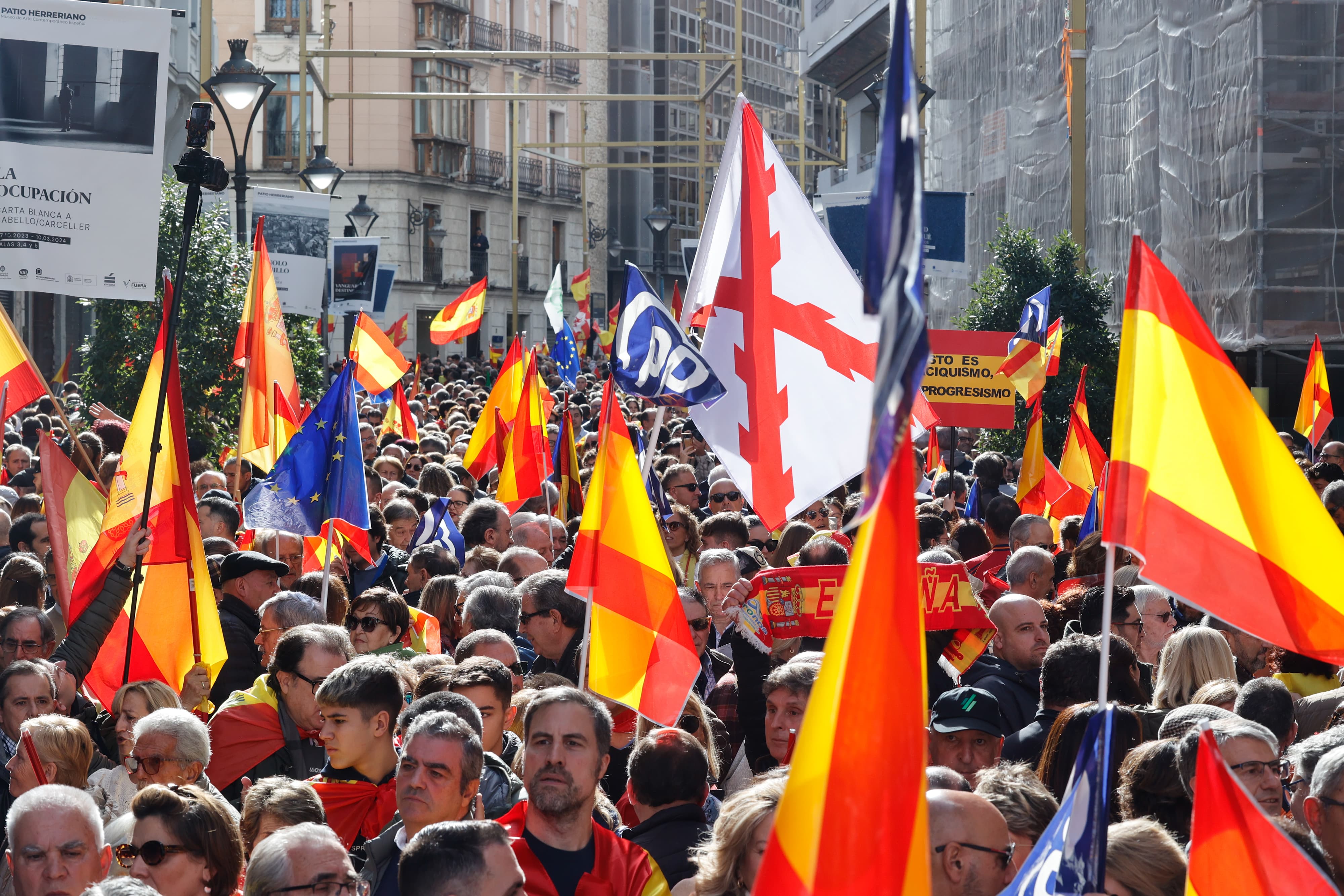 Hasta 25.000 personas se han dado cita en la Plaza Mayor de Valladolid, abarrotada, al igual que las calles aledañas