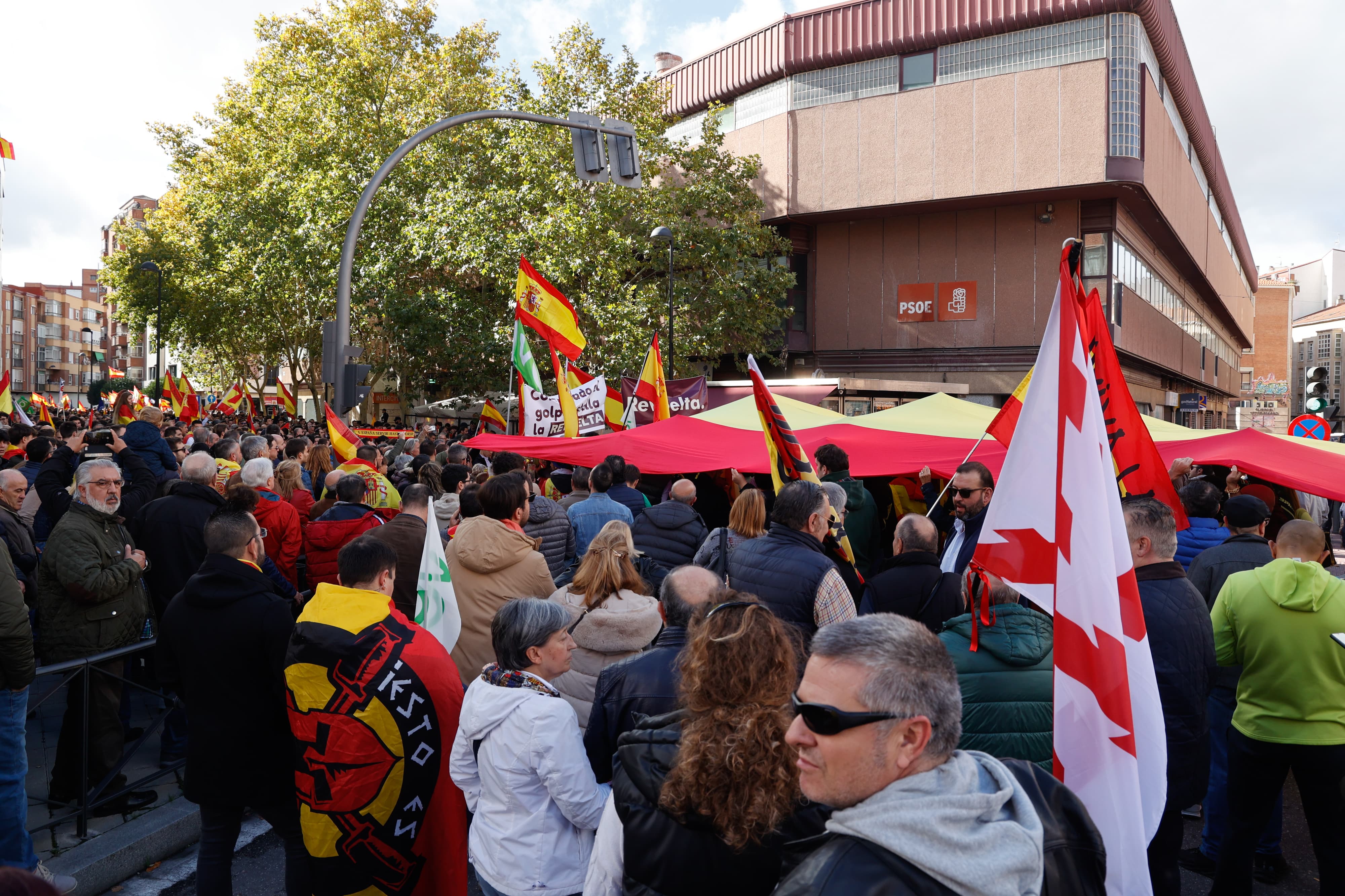 La protesta a orillas de Pisuerga se ha desplazado después hasta la sede del PSOE en Santa Lucía
