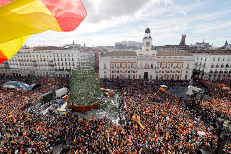 Vista desde arriba de la Puerta del Sol al comienzo de la manifestación convocada por el Partido Popular. Asistentes a las protestas en Madrid: medio millón, según el Partido Popular