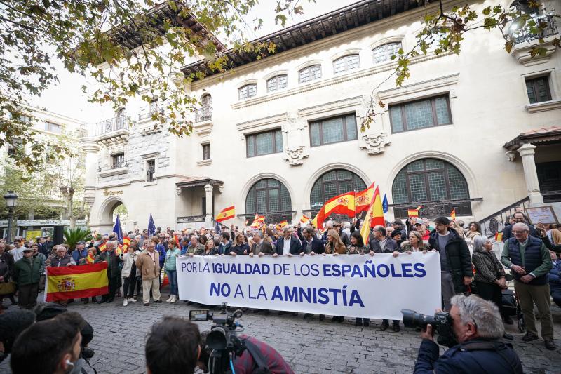 Manifestantes sujetan una pancarta durante una concentración contra la amnistía, en Vitoria-Gasteiz. Asistentes a las protestas en Vitoria: 2.000