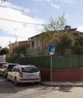 Imagen secundaria 2 - Interior del bar Los Gallos, en el barrio de Valverde (Fuencarral); un señor baja las escaleras que llevan a la plaza de Monterrey (Hortaleza); zona de chalés unifamiliares también en Hortaleza