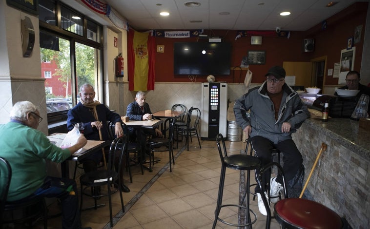 Imagen principal - Interior del bar Los Gallos, en el barrio de Valverde (Fuencarral); un señor baja las escaleras que llevan a la plaza de Monterrey (Hortaleza); zona de chalés unifamiliares también en Hortaleza